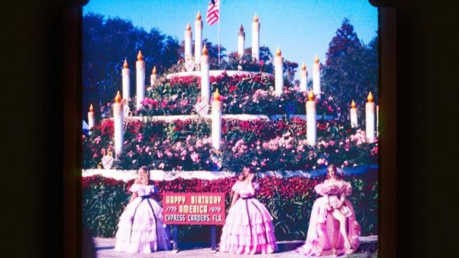 Лана Дел Рей – ретрото ѝ отива