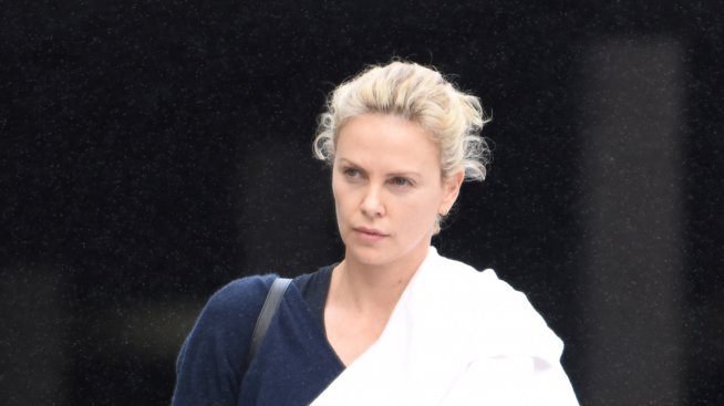 Чарлийз Терон разходи за първи път осиновената си дъщеря