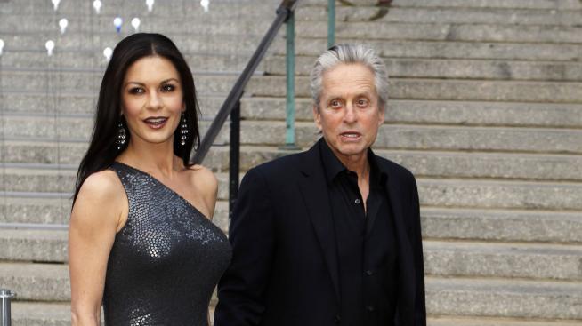 Катрин Зита-Джоунс хванала мъжа си да ѝ носи гащите