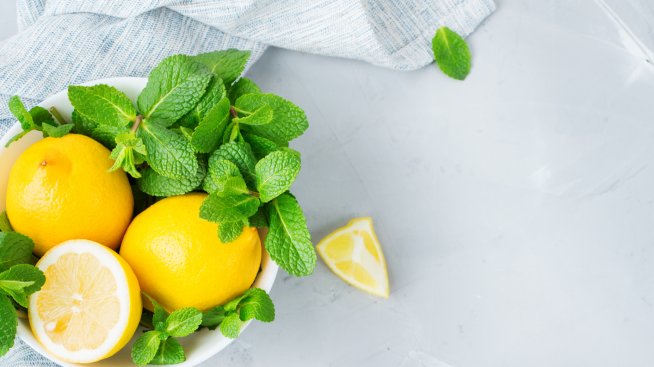 Бърз детокс в горещините – вода с краставица