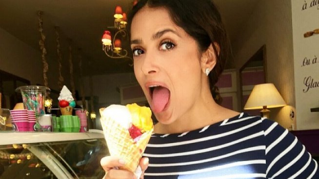 Салма скочи в зеленчуците на филмова премиера (ВИДЕО)