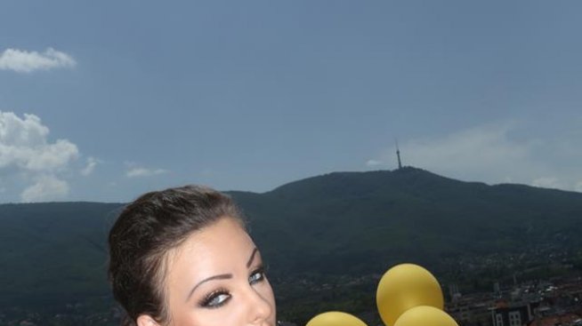 Глория изпрати дъщеря си като абитуриентка