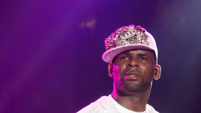 Ар Кели – „сексуален хищник“:  Обвинен за секс с малолетна