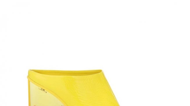 Best Seller: Спортните обувки на висок ток на Риана