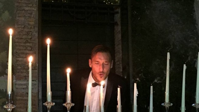 Легендата на „Рома“ Франческо Тоти празнува 40 в замък