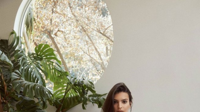 Емили Ратайковски дебютира с колекция бански костюми