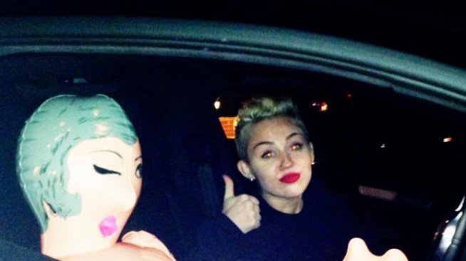 Майли Сайръс прекарва коледните празници със секскукла