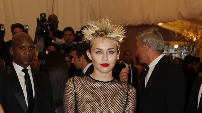 Майли Сайръс напсува журналисти, подозиращи нейна бременност (видео)