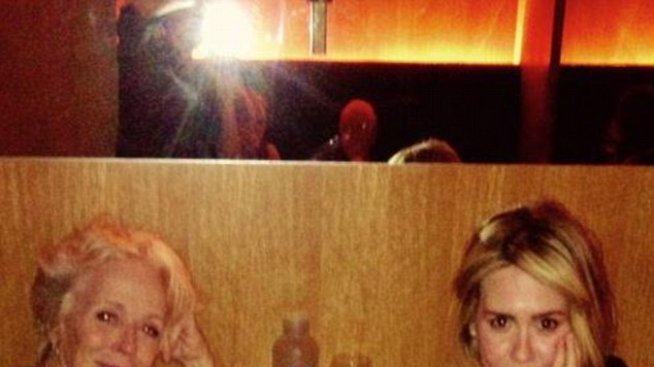 Сара Полсън в едно легло с „майката“ на чичо Чарли