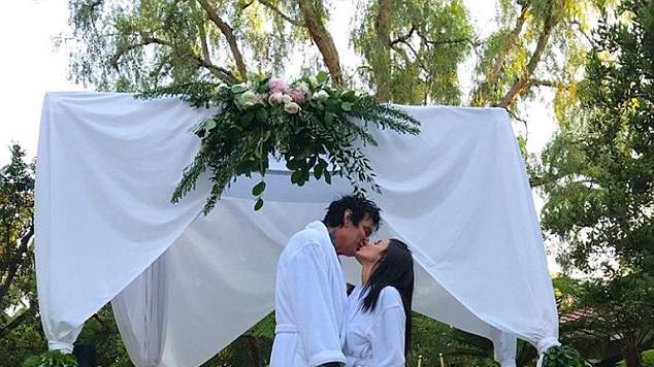 Томи Лий се ожени по халат