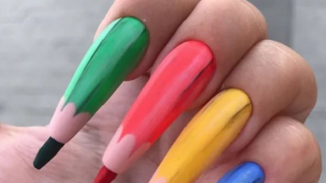 Маникюр с моливи за ценителите на рисуването