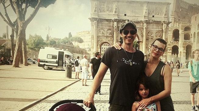 Мила Йовович се наслаждава на семейна почивка в Рим