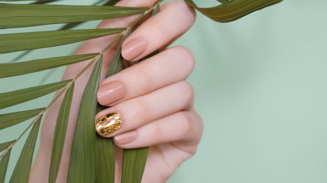 Маникюр с фолио – как да си го направите?