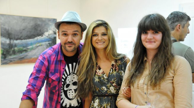 Графа стана вуйчо, Нора Ампова роди момиче