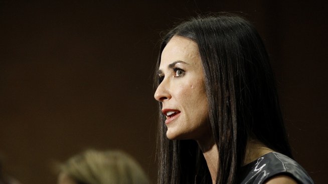 Кралицата в потрес: Деми Мур може да влезе в двореца