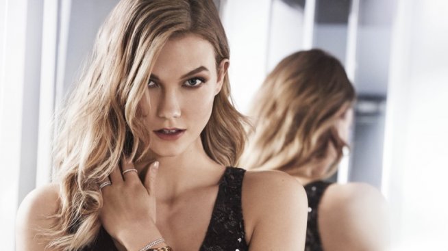 Карли Клос засипана с бижута