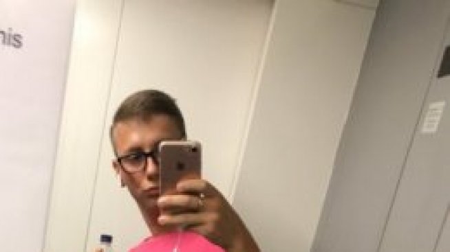 След забрана на шорти: Британец се яви в офиса с рокля