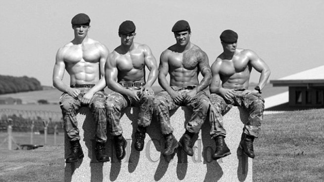 И флотът свали потници и гащи за благотворителност