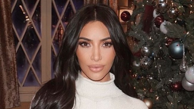 Ким и Кание с дарение за пострадалите от пожара