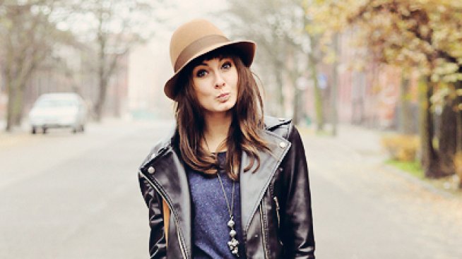 Градски стил: шапката, полата и кубинките