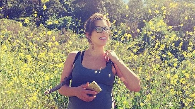 Мила Йовович гордо показва новородената си дъщеря