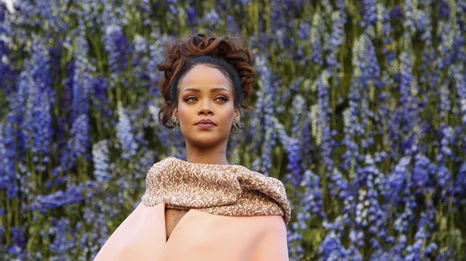 Риана дърпа нагоре и като дизайнер