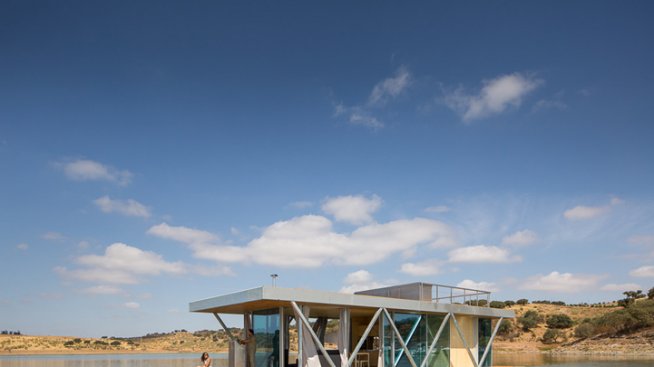 Впечатляваща плаваща къща