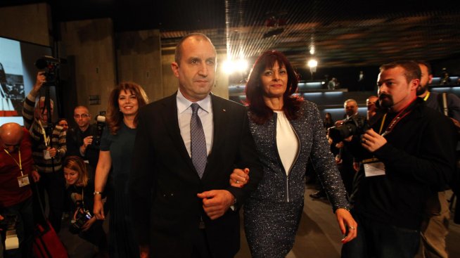 Първата дама Деси Радева – блондинка или червенокоса?