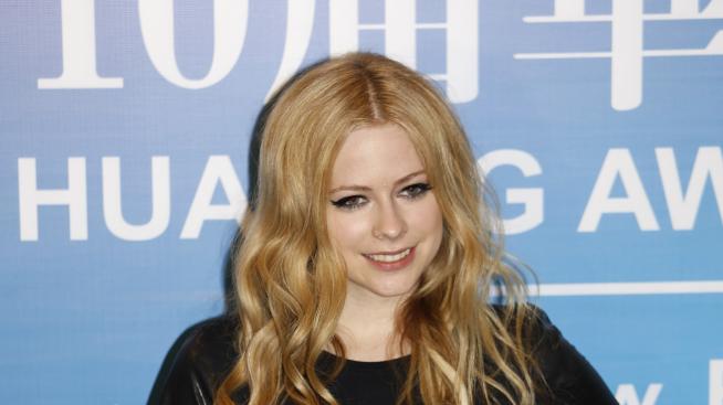 Аврил Лавин отрече, че се лекува в клиника