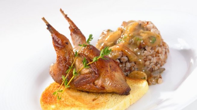 Пилешки бутчета с елда