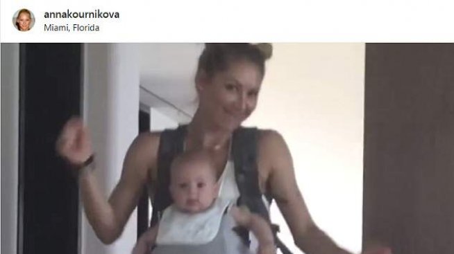 Анна Курникова се разкърши с бебето Луси в кенгуруто