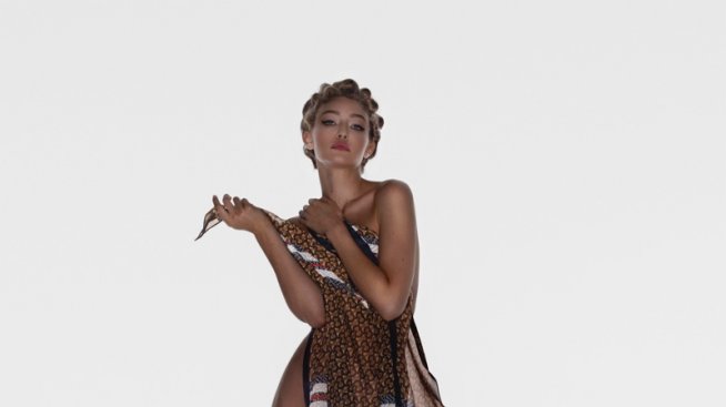 Джиджи Хадид с 4 лица и един дебют за Burberry