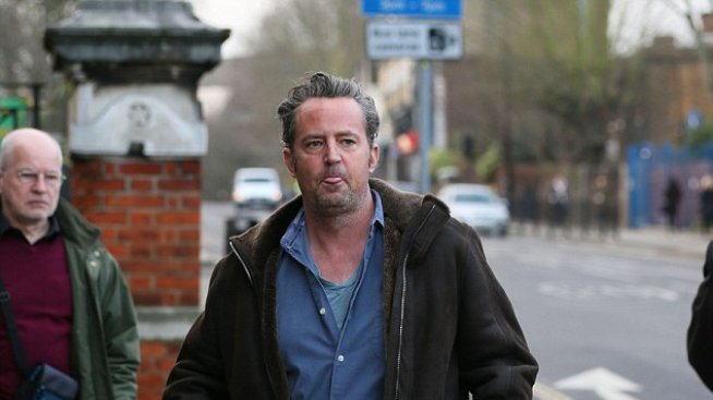 Матю Пери се запусна, уморен и брадясал