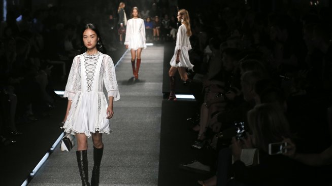 Седмица на модата в Париж: Пътуване със стил и Лошите момичета на 50-те