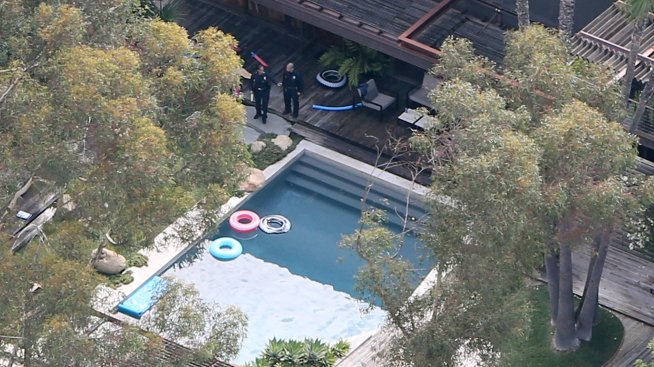 Откриха труп в басейна на Деми Мур