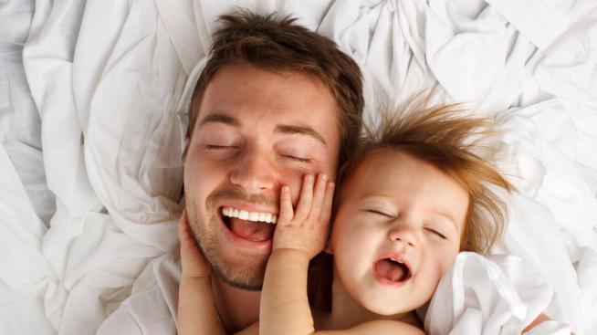 Как да създадете и засилите връзката баща-бебе