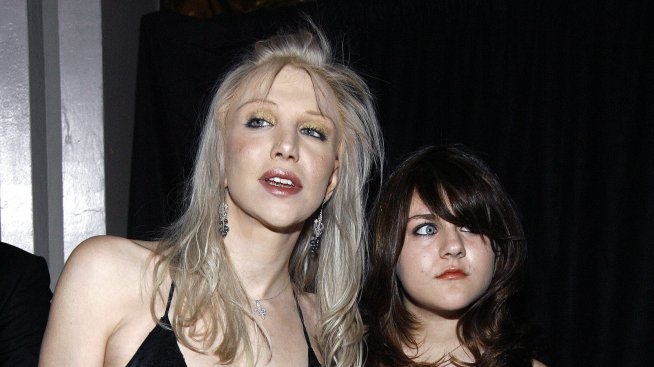 Щерката на Кобейн се сгодила за негово копие (снимки)