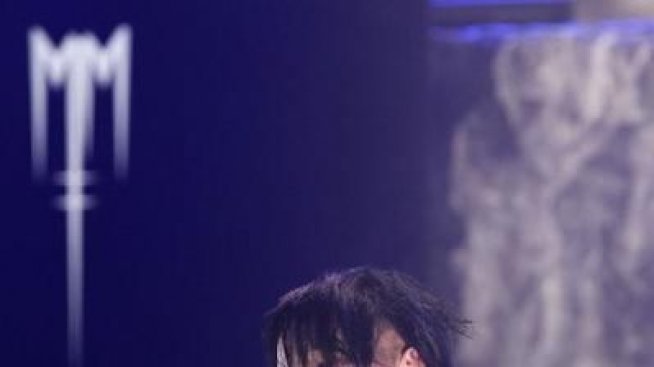 Мерилин Менсън колабира на сцената