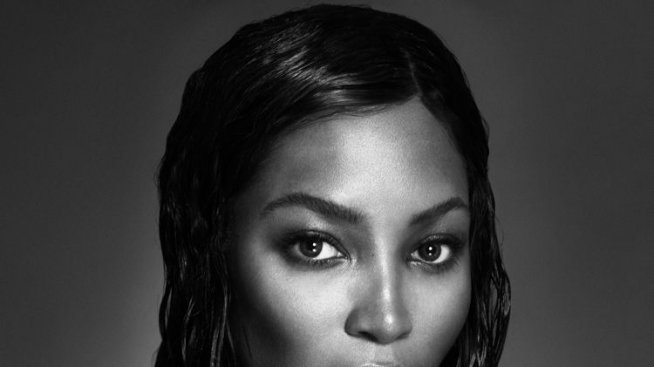 Наоми се разголи – този път без да прикрива нищо от тялото си