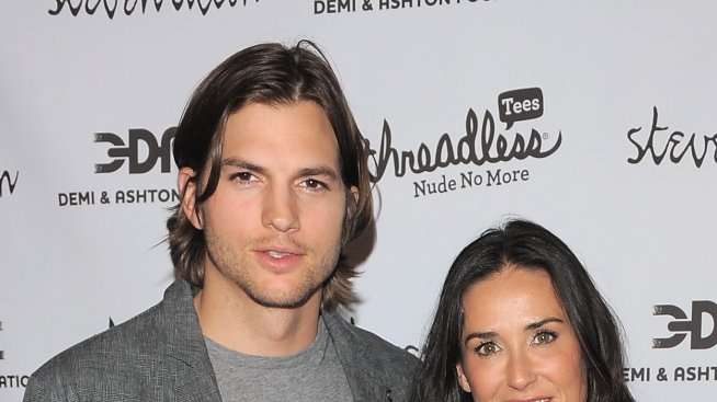 Аштън пише любовни бележки на Деми всеки ден