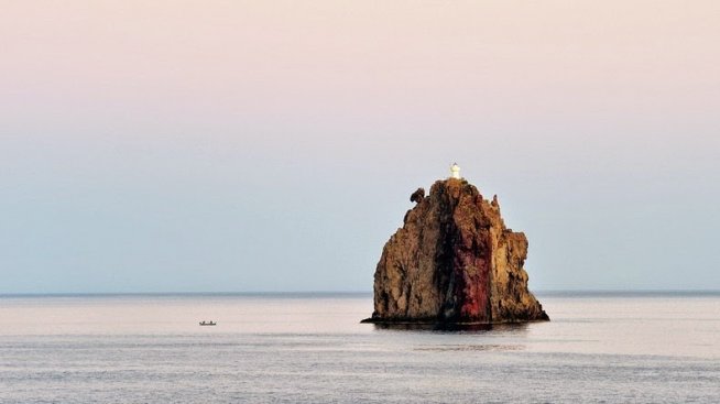 Самотният фар на Стромболичио