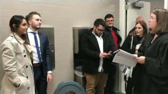 Къде, къде... Сватбата във WC-то!