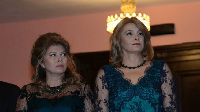 Роклите на Радева и Йотова – хората ги осмиват, спецовете – не