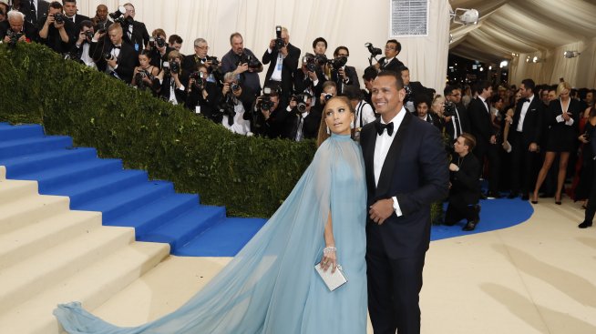 Нов тренд: Джей Ло със златен маникюр