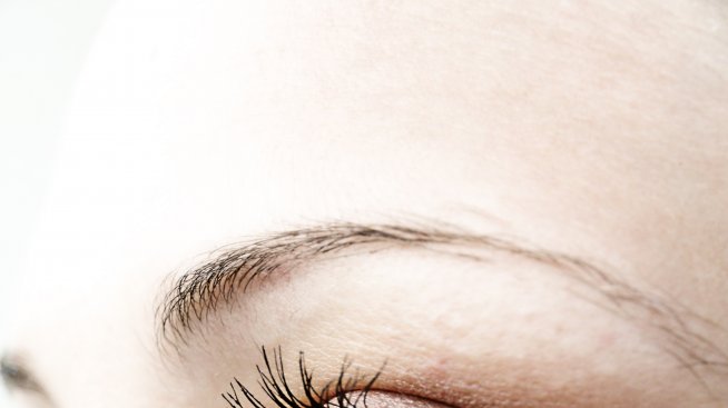 Погрижете се за нежната кожа около очите си