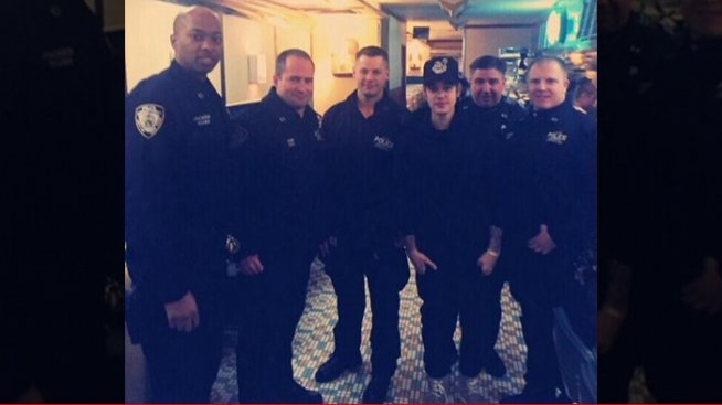 Бийбър „подкупи“ ченгета с вечеря