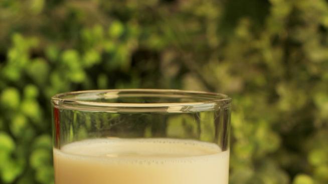 Соевото или бадемовото мляко е по-здравословно?