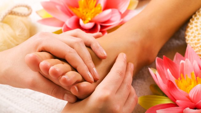 Зимни грижи за краката: Масажирайте ги с кокосово масло