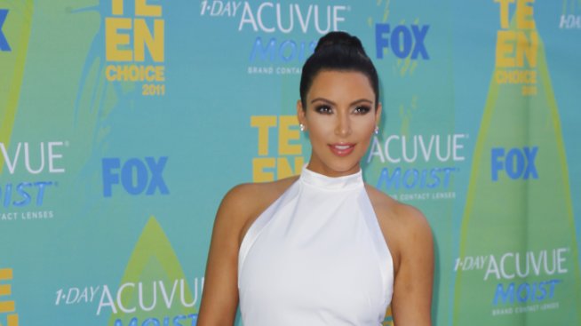 Ким Кардашян флиртува с Кени Уест (видео)