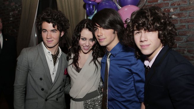 Майли Сайръс излиза с бившия си приятел